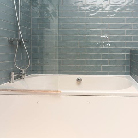 Relax in the bathtub with a London Gin & Tonic in hand