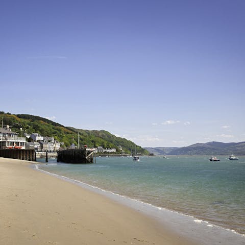 Visit the nearby Welsh beaches of Tywyn and Aberdyfi, less than a half an hour's drive away