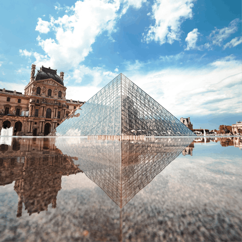 Stay in Sentier, a twenty-minute walk from the Louvre