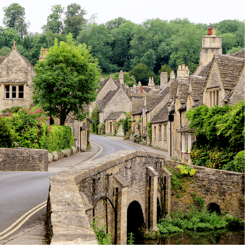 Visit charming Cotswolds villages from this delightful base