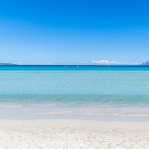 Take a fifteen-minute drive to Playa de Muro beach