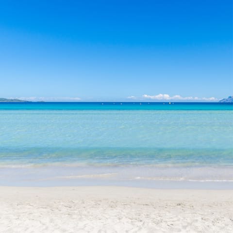 Take a fifteen-minute drive to Playa de Muro beach