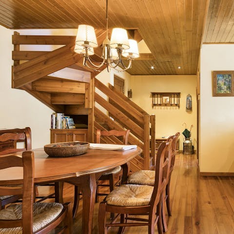 Feel a wonderful sense of relaxation with beautiful meals around the dining table