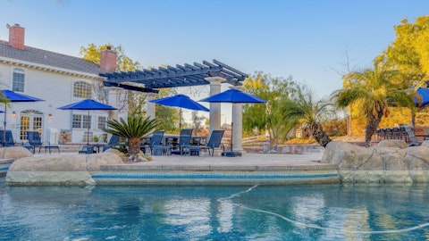Cool off in the pool beneath open Californian skies