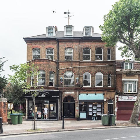 Stay in Charlton, close to pubs, eateries, and the train station