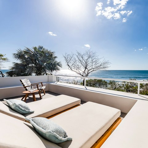 Sunbathe with a sea view on the picturesque balcony