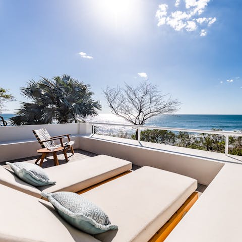 Sunbathe with a sea view on the picturesque balcony