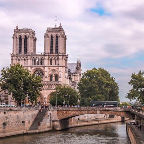 Stroll across Pont d’Arcole to reach Notre-Dame Cathedral in less than fifteen minutes