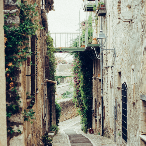 Meander through the historic centre of Chiusi