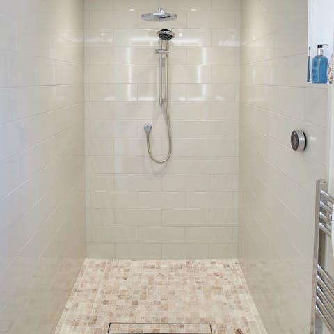 Freshen up in the two-person, digital power shower