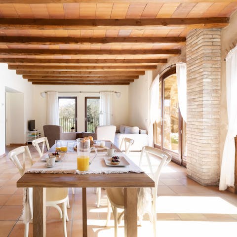 Savour lazy breakfasts and sunshine in the light-filled living space