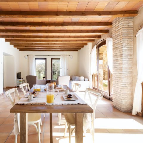 Savour lazy breakfasts and sunshine in the light-filled living space
