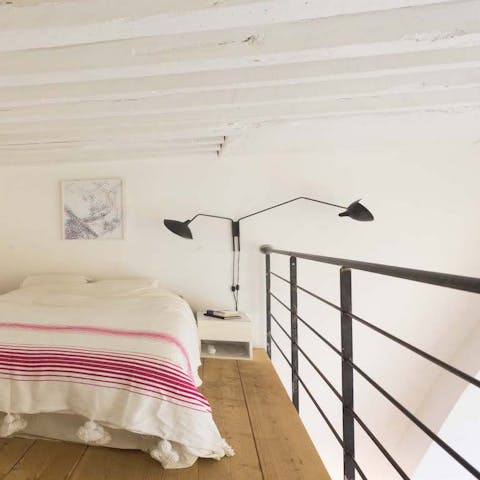 the private mezzanine level bedroom 