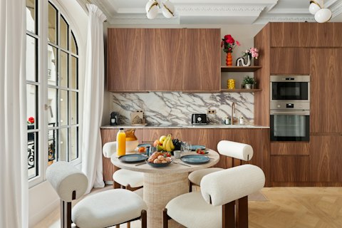 Start the morning with a Parisian breakfast around the dining table