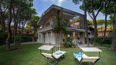 Relax in the garden on the comfortable sun loungers