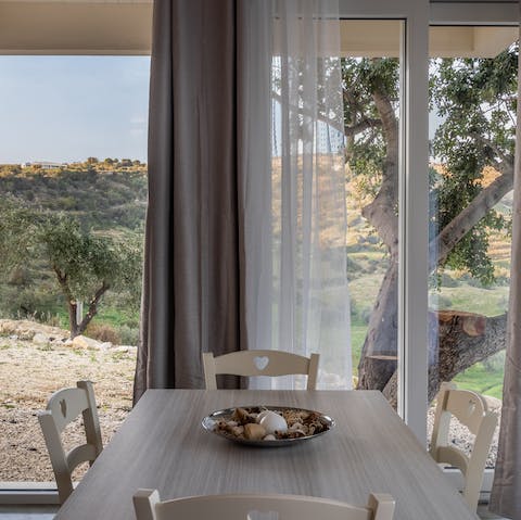Prepare your specialty in your well-equipped kitchen for a romantic meal for two, admiring the views around you
