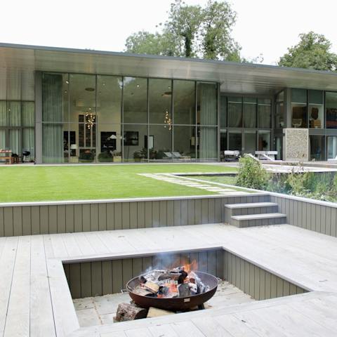 Light the fire pit and gather around for sunset drinks and stargazing