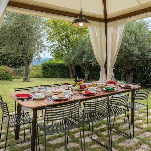 Tuck into freshly cooked pasta in the garden