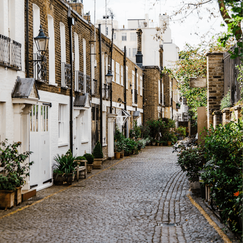 Discover picturesque, cobbled lanes off the busy streets of Chelsea, then admire the art at the Saatchi Gallery, a four-minute stroll away
