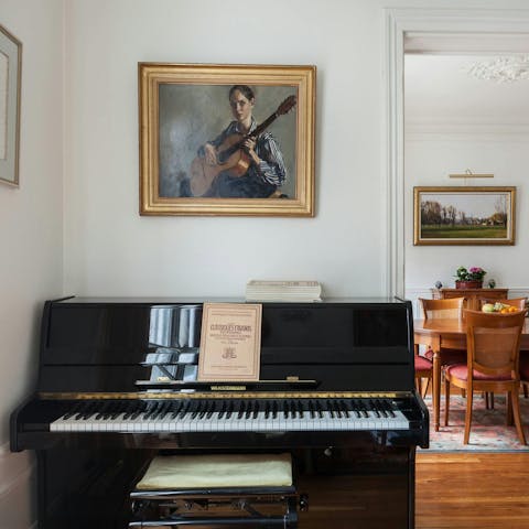 Channel Edith Piaf with a few tunes on the piano