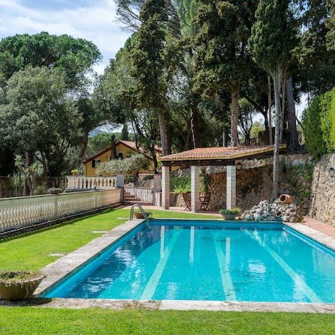 Feel the refreshing spirit of the great outdoors from the pool