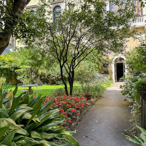 Relax in the lush shared garden, a rare green space in Venice