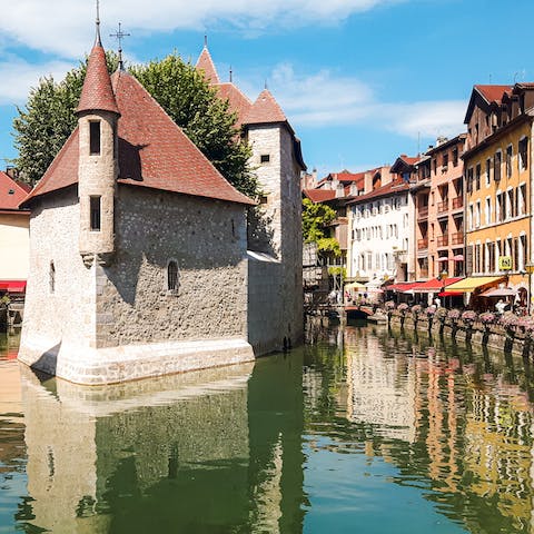 Make the five-minute walk to riverside cafés at the Palais de l'Ile