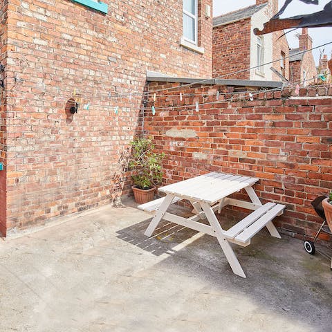 Enjoy an alfresco lunch on the picnic table