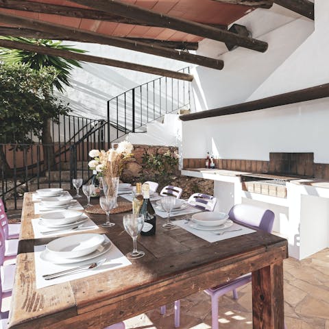 Enjoy a country-style feast thanks to a rustic outdoor kitchen