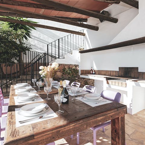 Enjoy a country-style feast thanks to a rustic outdoor kitchen