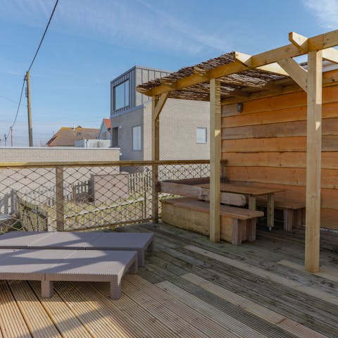 End the evening with a barbecue and a cocktail on the deck