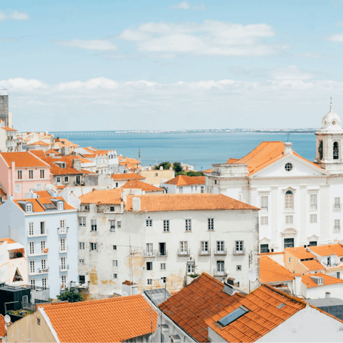 Explore the Graça neighbourhood and beyond from this central Lisbon abode