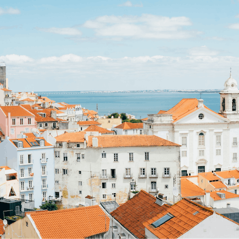 Explore the Graça neighbourhood and beyond from this central Lisbon abode
