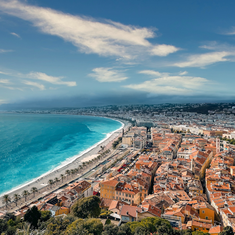 Discover the sought-after city of Nice – a fifteen-minute drive away