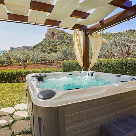 Feel complete relaxation in the Jacuzzi with a cocktail