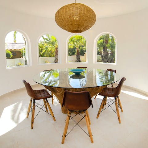 Gather around in the sunroom for a champagne brunch