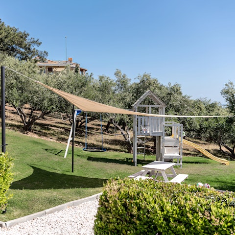 Keep the little ones entertained on their very own playround