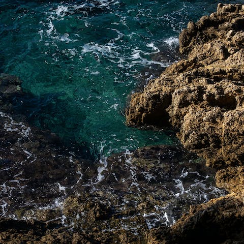 Discover the rocky shores, hiking trails and cobbled lanes of Cap Ferrat