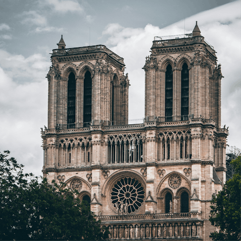 Stroll to the Notre Dame in less than ten minutes
