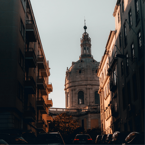 Discover the baroque beauty of the nearby Basilica da Estrela