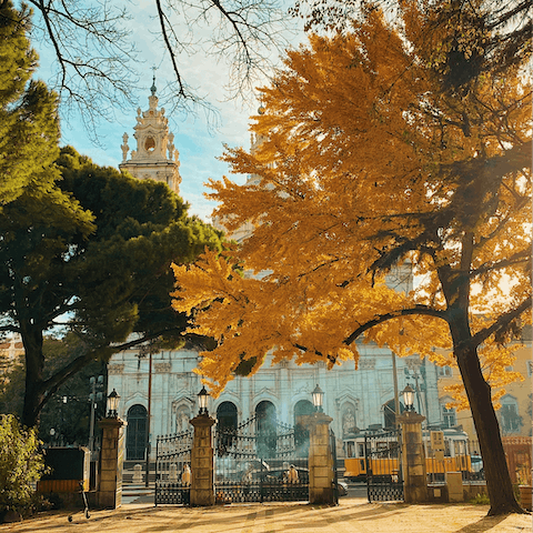 Feed the ducks and relax with coffee at the vibrant Jardin de Estrela