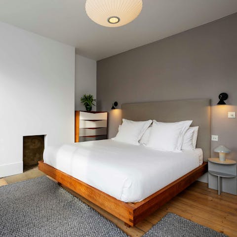 Sleep comfortably in the main bedroom