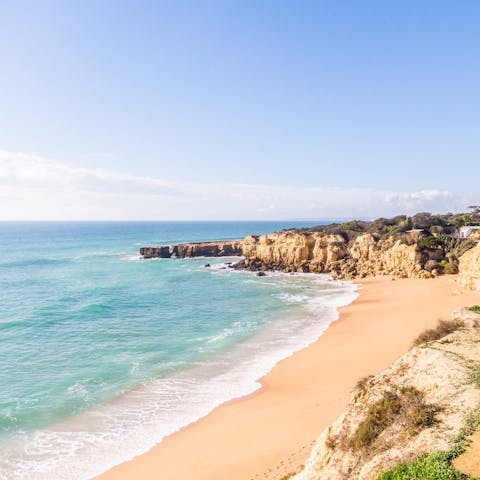 Stay a short distance from Galé, its beaches, shops and restaurants