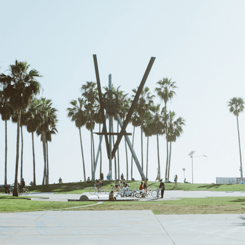 Stroll down to the renowned Venice Boardwalk with its colourful characters and beachside bars – it's a fifteen-minute walk away