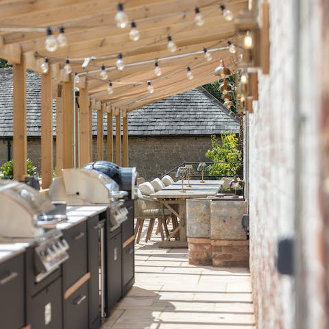 Host huge barbecues with two grills and a state-of-the-art pizza oven