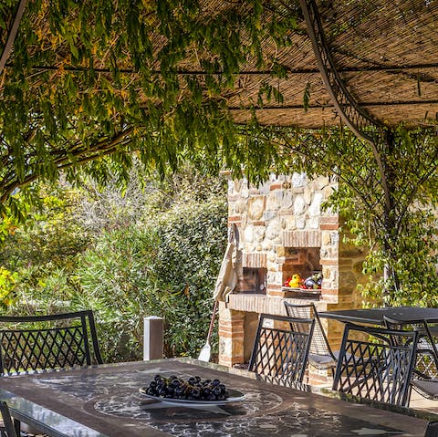 Cook at the outdoor pizza oven and grill for lazy lunches beneath the twisting vines