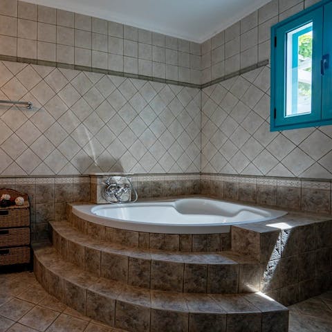 Enjoy some well–deserved me–time with a relaxing bubble bath