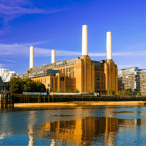 Walk for half an hour through the park and arrive at Battersea Power Station