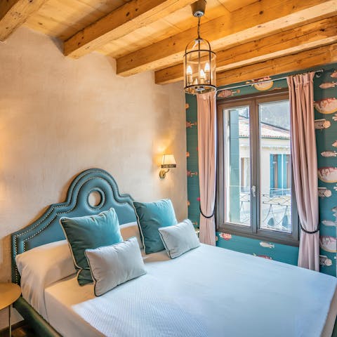 Wake up to canal views