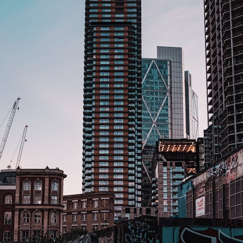 Walk to Shoreditch High Street in seventeen minutes for trendy shops, bars and restaurants